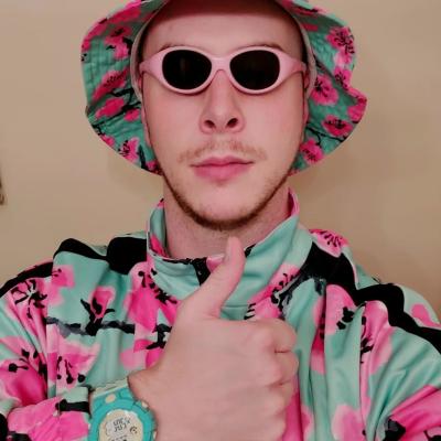 Pretty sure no one has ever looked cooler in the history of fashion. 

📸 @rattrix